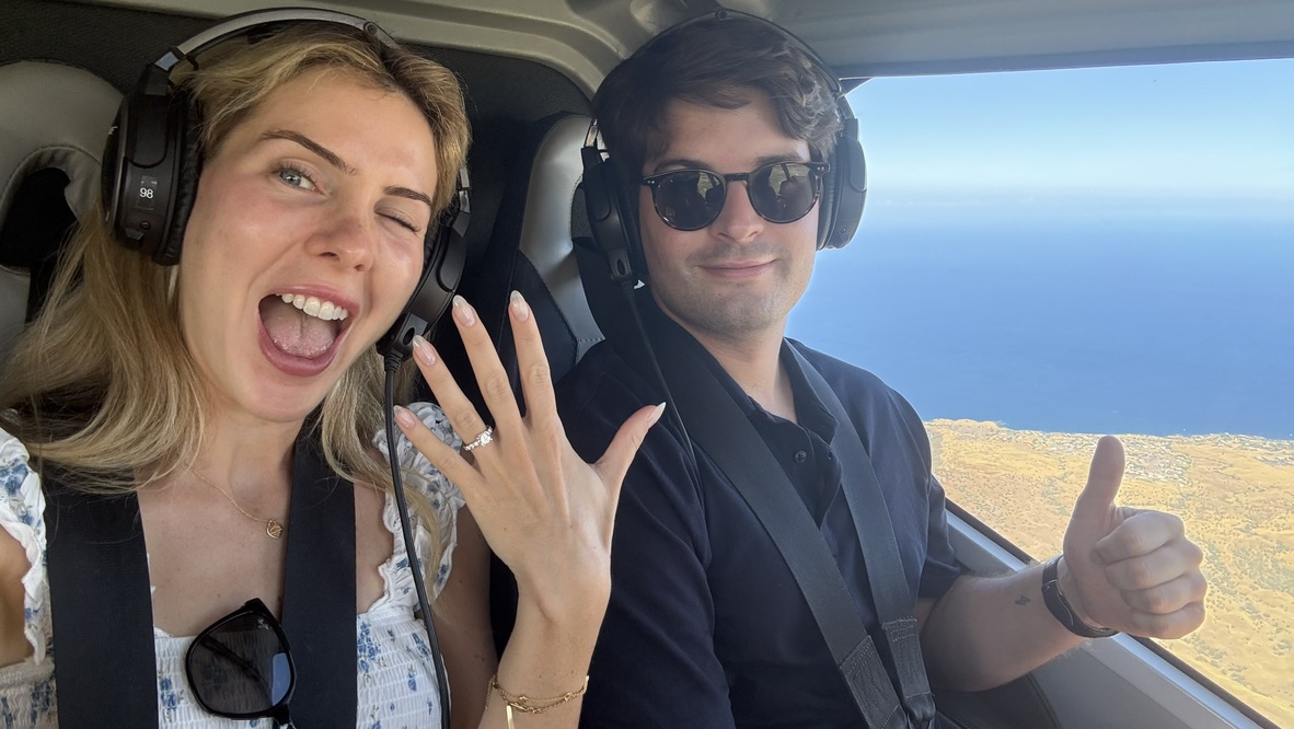 Gemma enseñando el anillo dentro del helicóptero