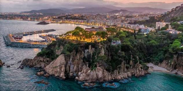 Vista aérea del pueblo costero donde se celebra la boda
